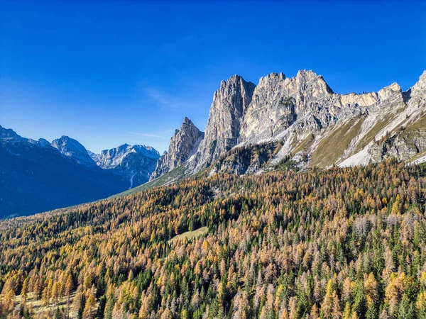 Dolomitlerde sonbahar. Cortina d 'Ampezzo' nun yukarısındaki dağlar yukarıdan görülüyor..