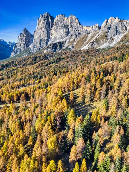 Dolomitlerde sonbahar. Cortina d 'Ampezzo tepesindeki dağlar 