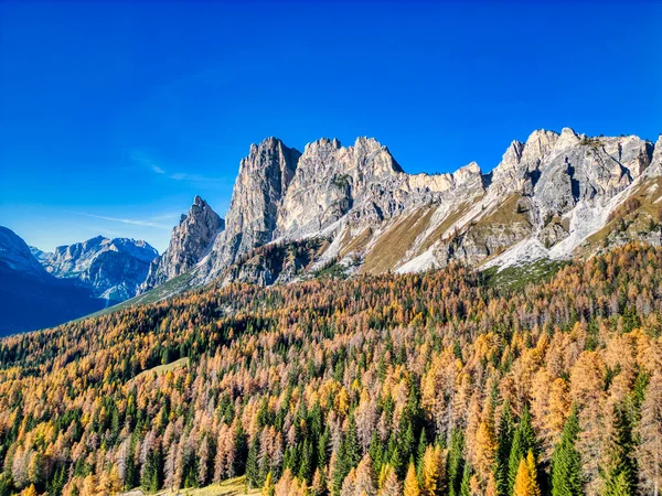 Dolomitlerde sonbahar. Cortina d 'Ampezzo tepesindeki dağlar 