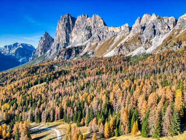 Dolomitlerdeki güzel sonbahar. Cortina d 'Ampezzo tepesindeki dağlar 