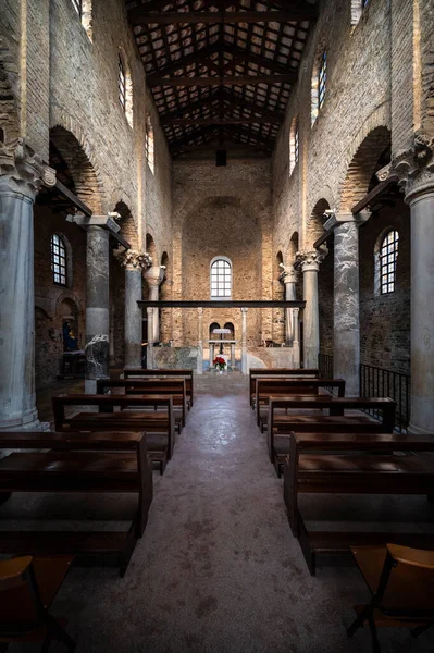 İtalya 'nın eski bir kasabasındaki kilisenin içinde.