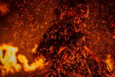 Krampus. Noel Şeytanları. Alplerdeki Advent Gelenekleri.