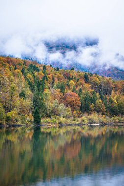 Slovenia 'da Bohinj Gölü ile sonbahar manzarası