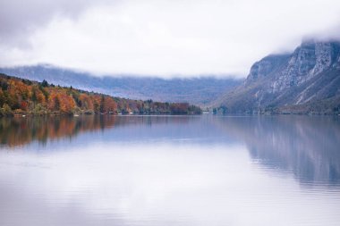 Slovenia 'da Bohinj Gölü ile sonbahar manzarası