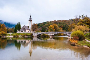 Güzel Bohinj Gölü ve kilisesi olan sonbahar manzarası