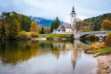 Güzel Bohinj Gölü ve kilisesi olan sonbahar manzarası