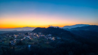 Tagliamento Nehri 'nde gün batımı. Pinzano İtalya 'da