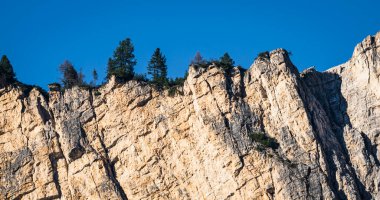 Mavi gökyüzüne karşı kaya oluşumları ve çam ağaçları, Dolomite dağları, Cortina D 'Ampezzo, İtalya