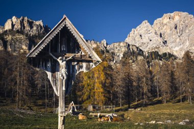 Dolomites dağlarında geleneksel ahşap haç ve sonbahar ağaçları, Cortina D 'Ampezzo, İtalya