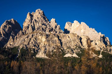 Dolomite Alpleri 'nin dağ zirveleri gün batımında gün ışığıyla aydınlanır..