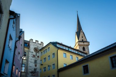 Kuzey İtalya 'nın Almanca konuşulan bölgesinde yer alan Bruneck (Brunico)' daki Ursuline Kilisesi (Orsolinenkirche) cephesi.