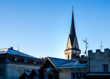 Eski Brunico (Bruneck) kasabası, Güney Tyrol, İtalya 'da bulunan Mary Kilisesi Kulesi' nin Varsayımı Cemaati.