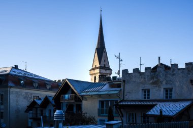 Eski Brunico (Bruneck) kasabası, Güney Tyrol, İtalya 'da bulunan Mary Kilisesi Kulesi' nin Varsayımı Cemaati.
