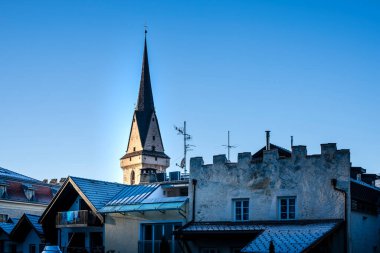 Eski Brunico (Bruneck) kasabası, Güney Tyrol, İtalya 'da bulunan Mary Kilisesi Kulesi' nin Varsayımı Cemaati.
