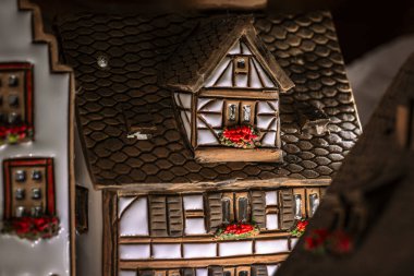 Seramik minyatür yarı keresteli evler, içeriden aydınlatılmış, Noel köyü süslemeleri olarak kullanılıyor..