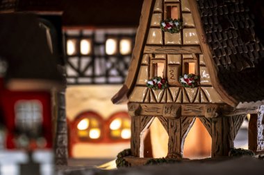 Seramik minyatür yarı keresteli evler, içeriden aydınlatılmış, Noel köyü süslemeleri olarak kullanılıyor..
