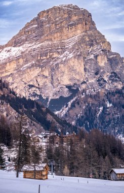 Karlı Güney Tyrol Apls manzarası