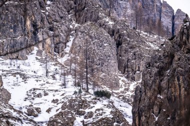 İtalya 'daki Predil Gölü yakınlarındaki Dolomitlerin manzarası