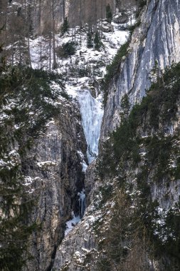 Donmuş şelale kayalık kayalıklardan dökülüyor, Dolomite dağları...