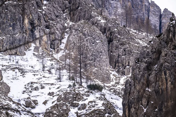 İtalya 'daki Predil Gölü yakınlarındaki Dolomitlerin manzarası