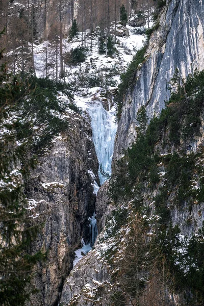 Donmuş şelale kayalık kayalıklardan dökülüyor, Dolomite dağları...