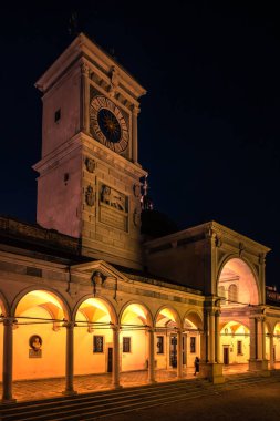 Loggia del Lionello 'nun gece görüşü ve Piazza Liberta, Udine, İtalya' daki saat kulesi.