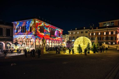 İtalya 'nın Udine kentindeki Noel sezonunda tarihi bina projeksiyonu