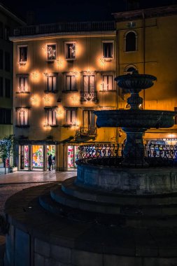 İtalya 'nın Udine şehrinde gece yarısı şehir meydanında bulunan çeşme