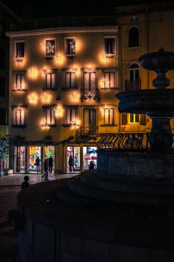 İtalya 'nın Udine şehrinde gece yarısı şehir meydanında bulunan çeşme