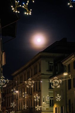 İtalya, Udine 'deki sokak sahnesi, Noel süsleriyle aydınlatılmış.