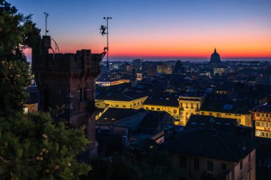 Tempio Ossario ai Caduti d 'Italia' nın (Düşen İtalya 'nın ossuary tapınağı) kubbe şeklindeki silueti günbatımı siluetine karşı, Udine kasabası, İtalya