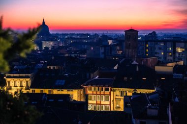 Tempio Ossario ai Caduti d 'Italia' nın (Düşen İtalya 'nın ossuary tapınağı) kubbe şeklindeki silueti günbatımı siluetine karşı, Udine kasabası, İtalya