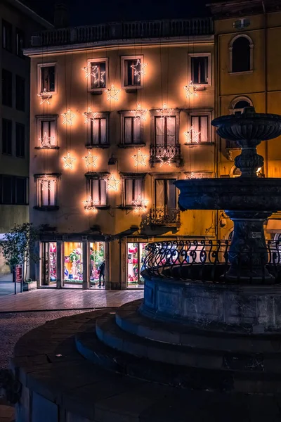 İtalya 'nın Udine şehrinde gece yarısı şehir meydanında bulunan çeşme