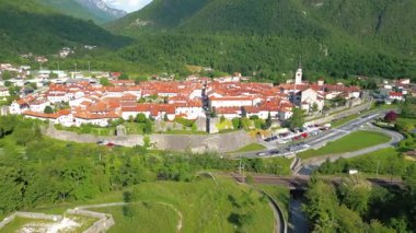 Dağlarla çevrili küçük bir kasabanın havadan görünüşü
