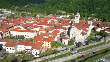 Kırmızı çatıları olan köyün hava manzarası