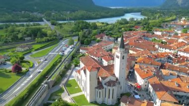 Nehir kenarındaki köyün havadan görüntüsü
