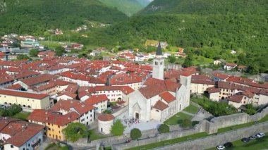 Köyün ve kilise binalarının hava manzarası
