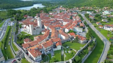 Küçük bir kasabanın havadan görünüşü