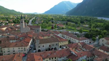 Dağlarla çevrili köyün havadan görünüşü