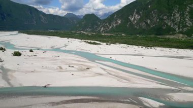 Kumlu arazide akan manzara nehri.