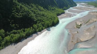 Ormanda süzülen nehrin havadan görünüşü
