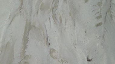 Yumuşak gri ve beyaz girdaplı soyut doku