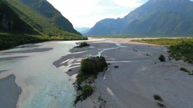 Dağların arasından akan nehrin havadan görünüşü