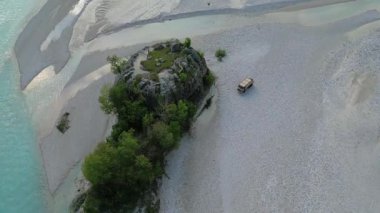 Kayalık ada ve aracın hava görüntüsü