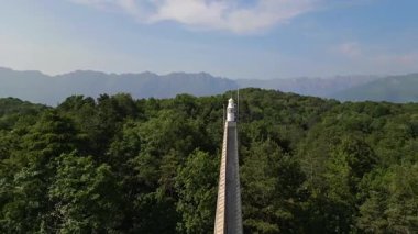 Uzun köprü yemyeşil ağaçlarla çevrili.