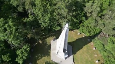 Ağaçlarla çevrili yüksek anıtın havadan görünüşü