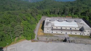 Ağaçlarla çevrili eski taş kalenin havadan görünüşü