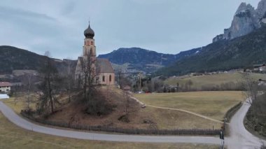 Kilise dağların ve çayırların yanında duruyor.