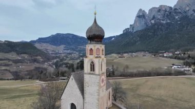 Dağlarla çevrili tarihi kilise kulesi