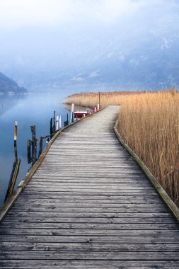 Lago di Cavazzo (Lago dei Tre Comuni) İtalya 'nın Friuli-Venezia Giulia bölgesinde güzel bir doğal göl.